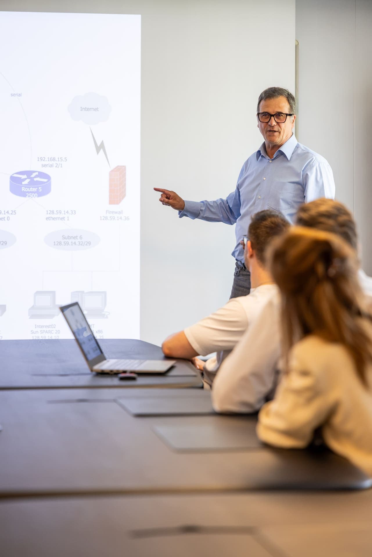 4net medewerker geeft uitleg over netwerkdiagram tijdens presentatie