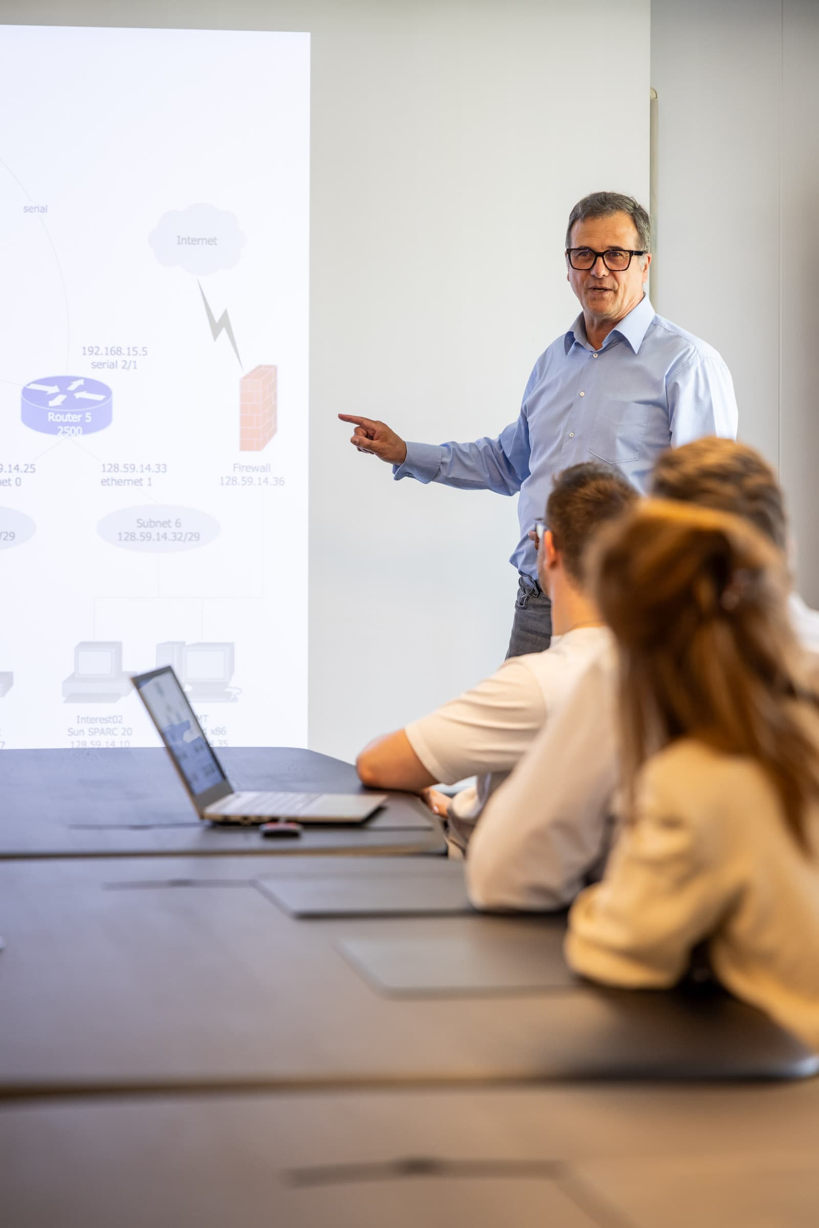 4net medewerker geeft uitleg over netwerkdiagram tijdens presentatie