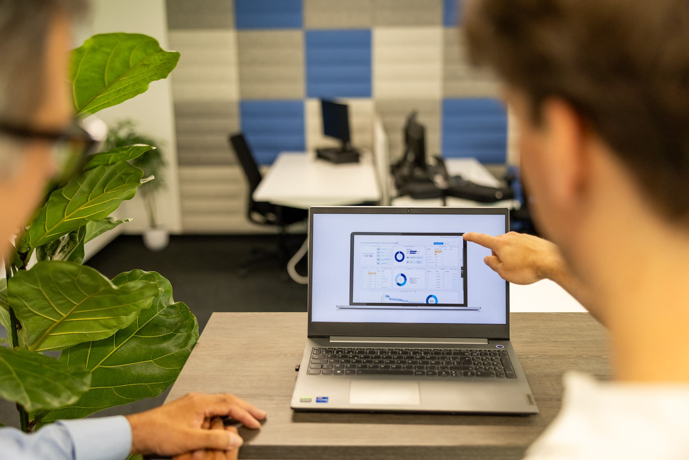 Hand wijst naar grafieken op laptopscherm tijdens training