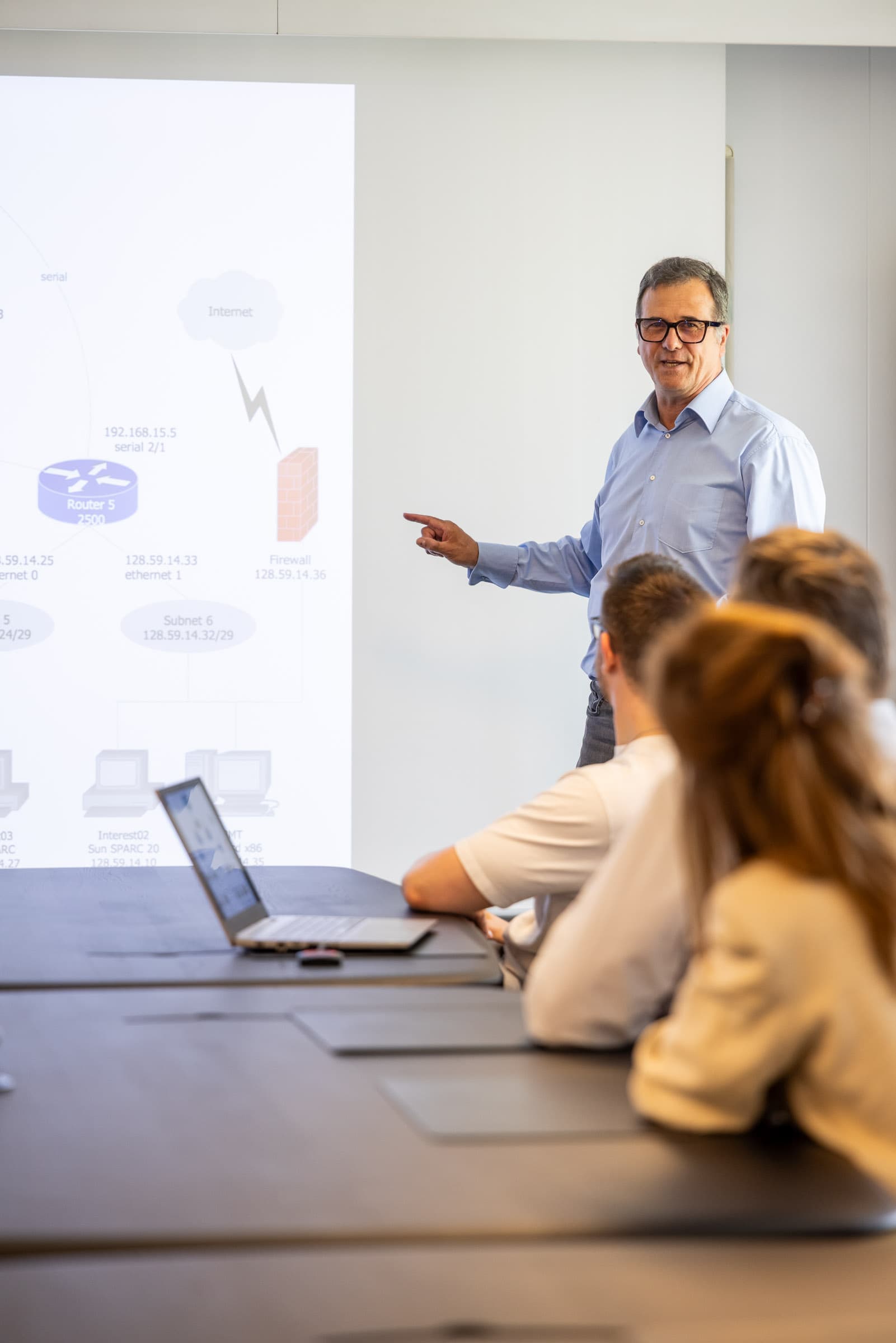 Trainer wijst naar netwerkdiagram tijdens opleiding in 4net Academy
