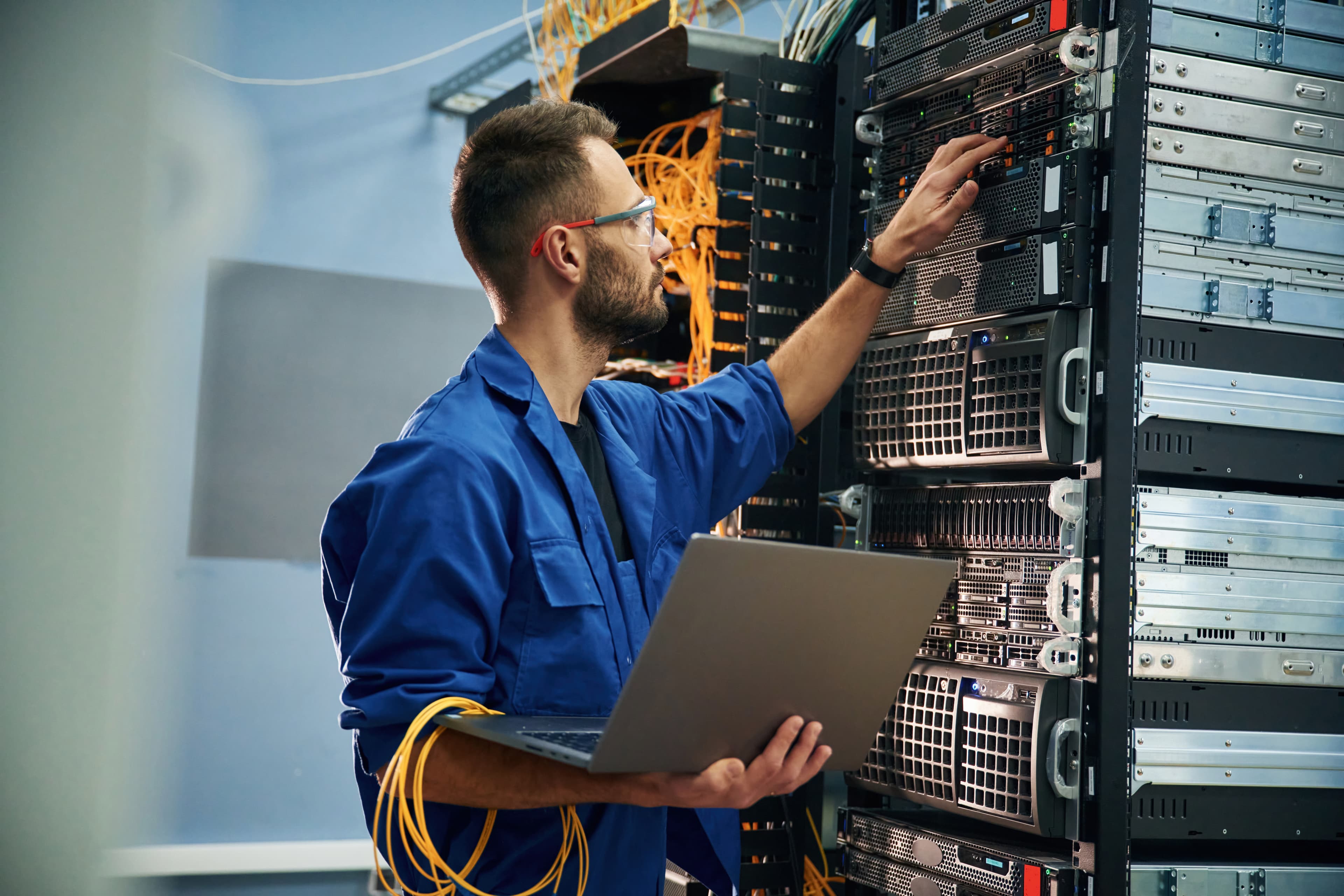 Installateur werkt aan netwerkinfrastructuur