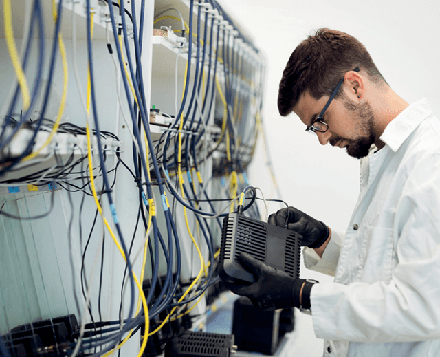 Technicus werkt aan industriële netwerkbekabeling
