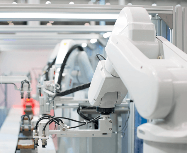 Industriële robotarm in moderne productieomgeving