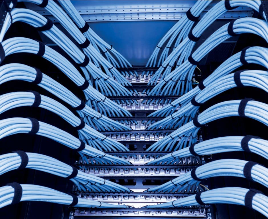 Netwerkkabels in patchpanel van serverrack