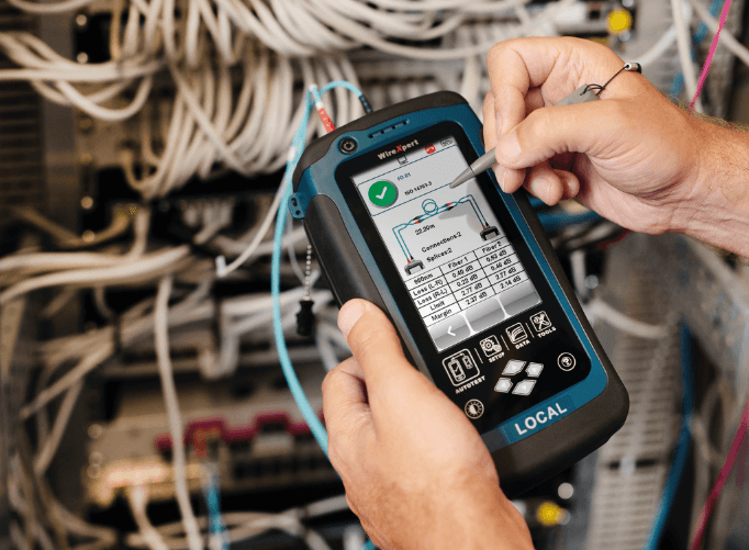Technicus test netwerkbekabeling met WireXpert certificatiemeter