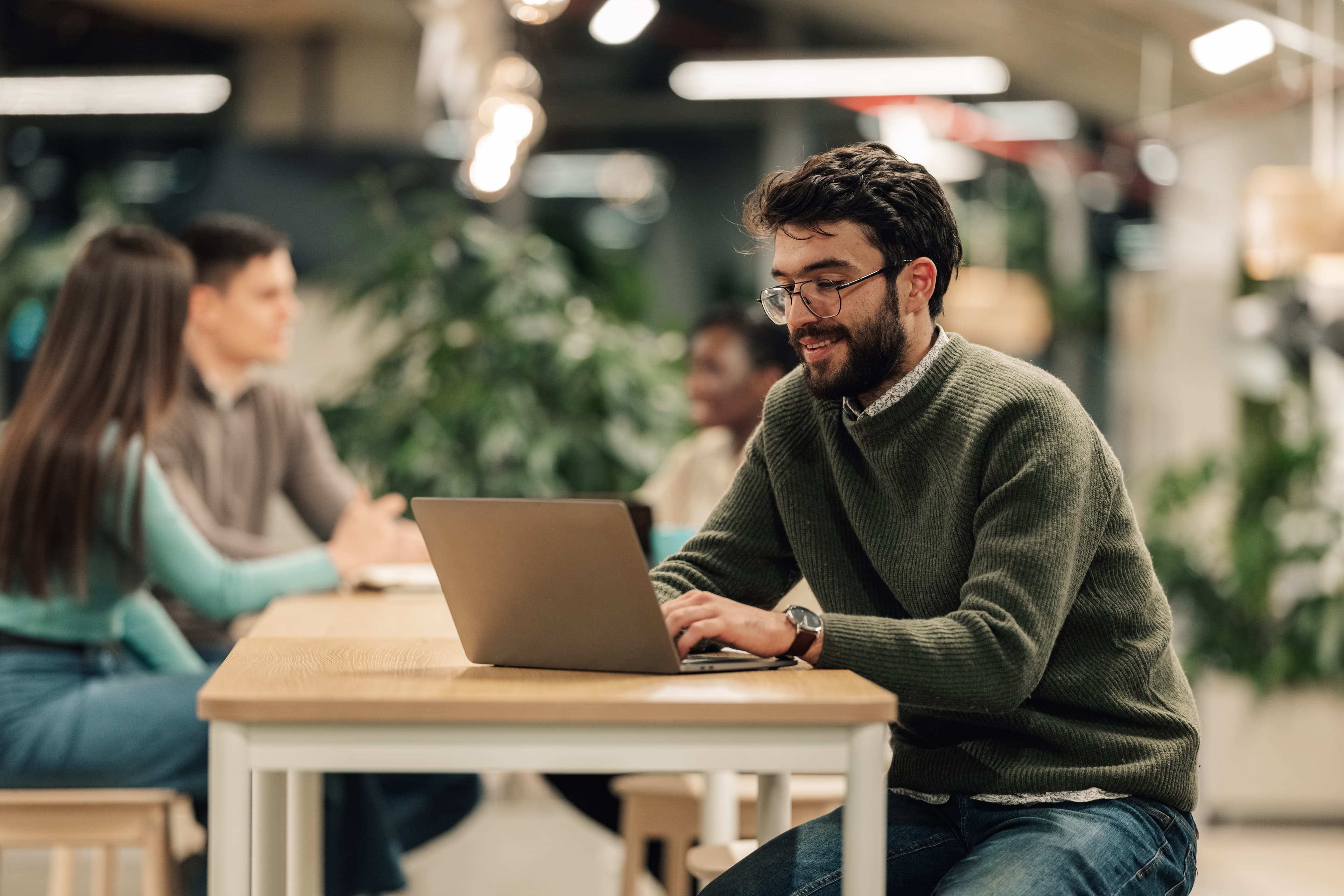Mannelijke medewerker werkt geconcentreerd aan laptop