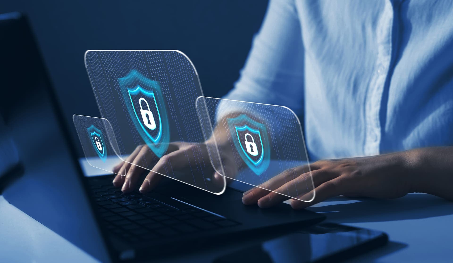 Cybersecurity op laptop met digitaal schild en hangslot
