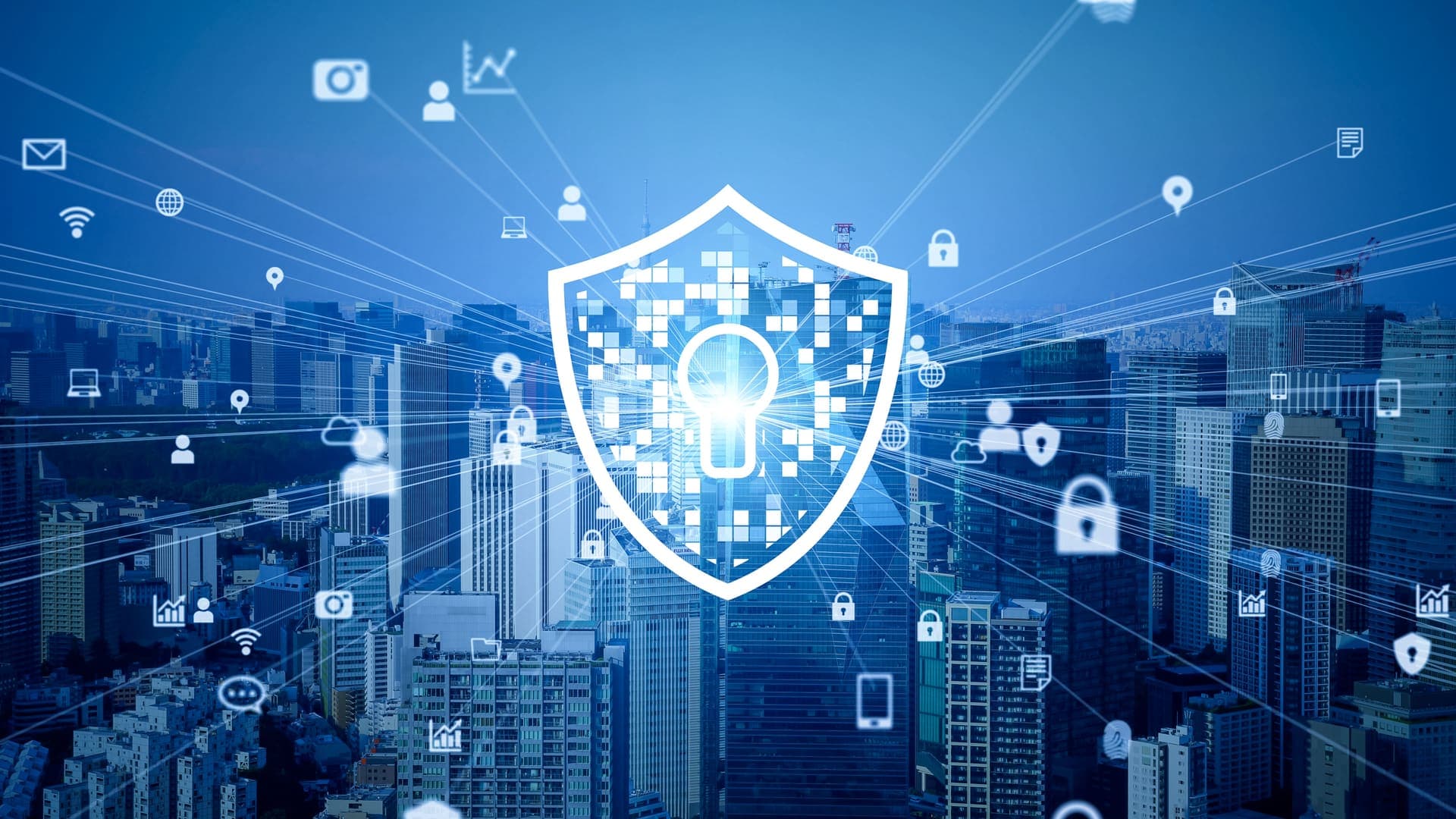Digitale skyline met cybersecurity-schild en netwerkverbindingen