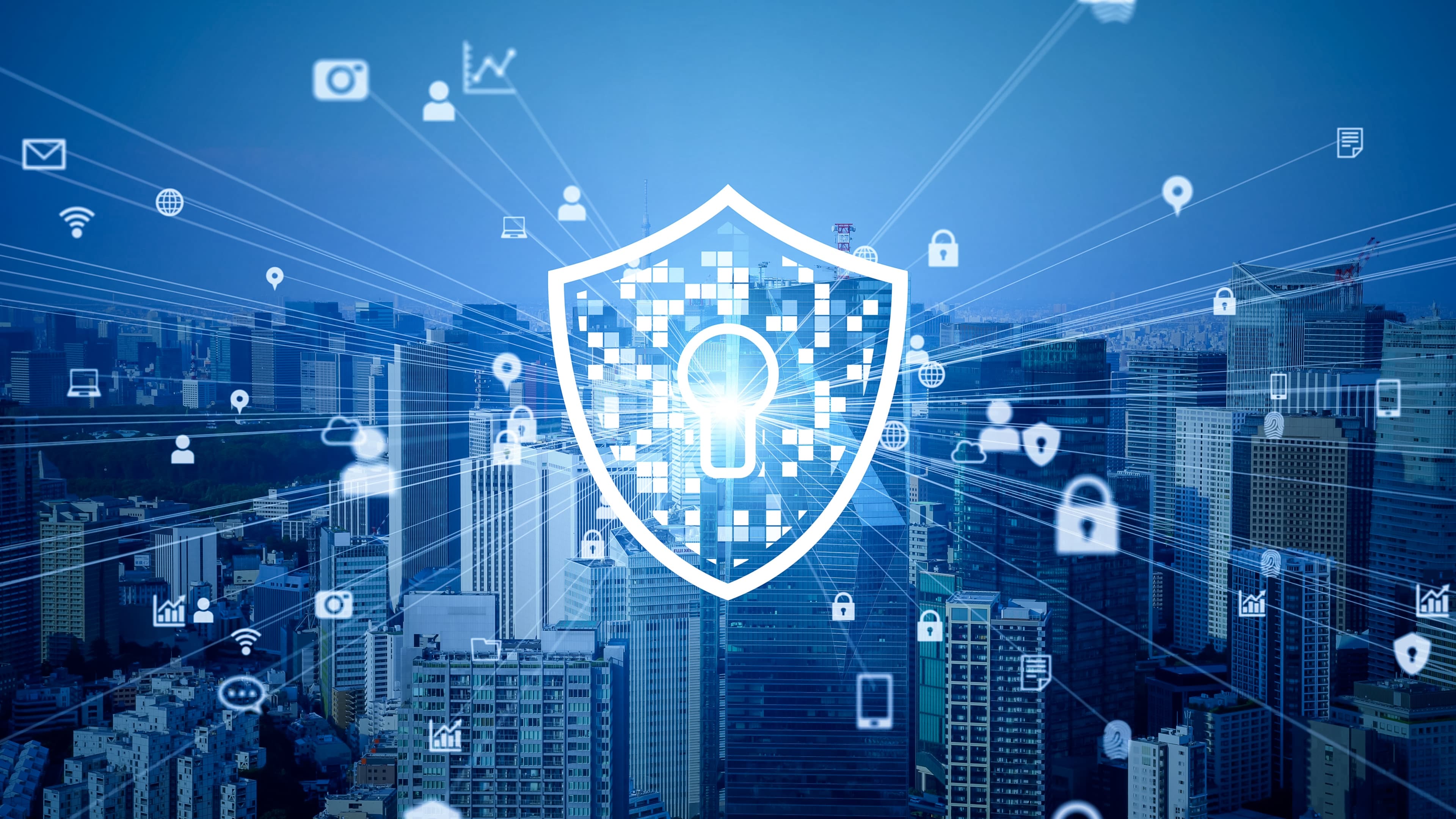Digitale skyline met cybersecurity-schild en netwerkverbindingen