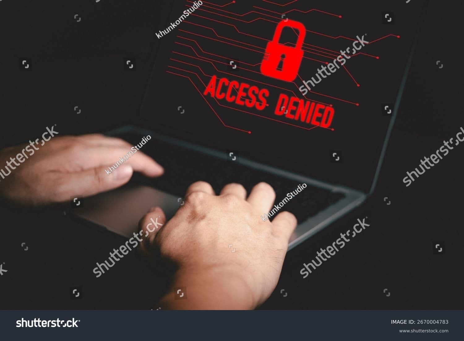 Laptop met access denied waarschuwing op scherm
