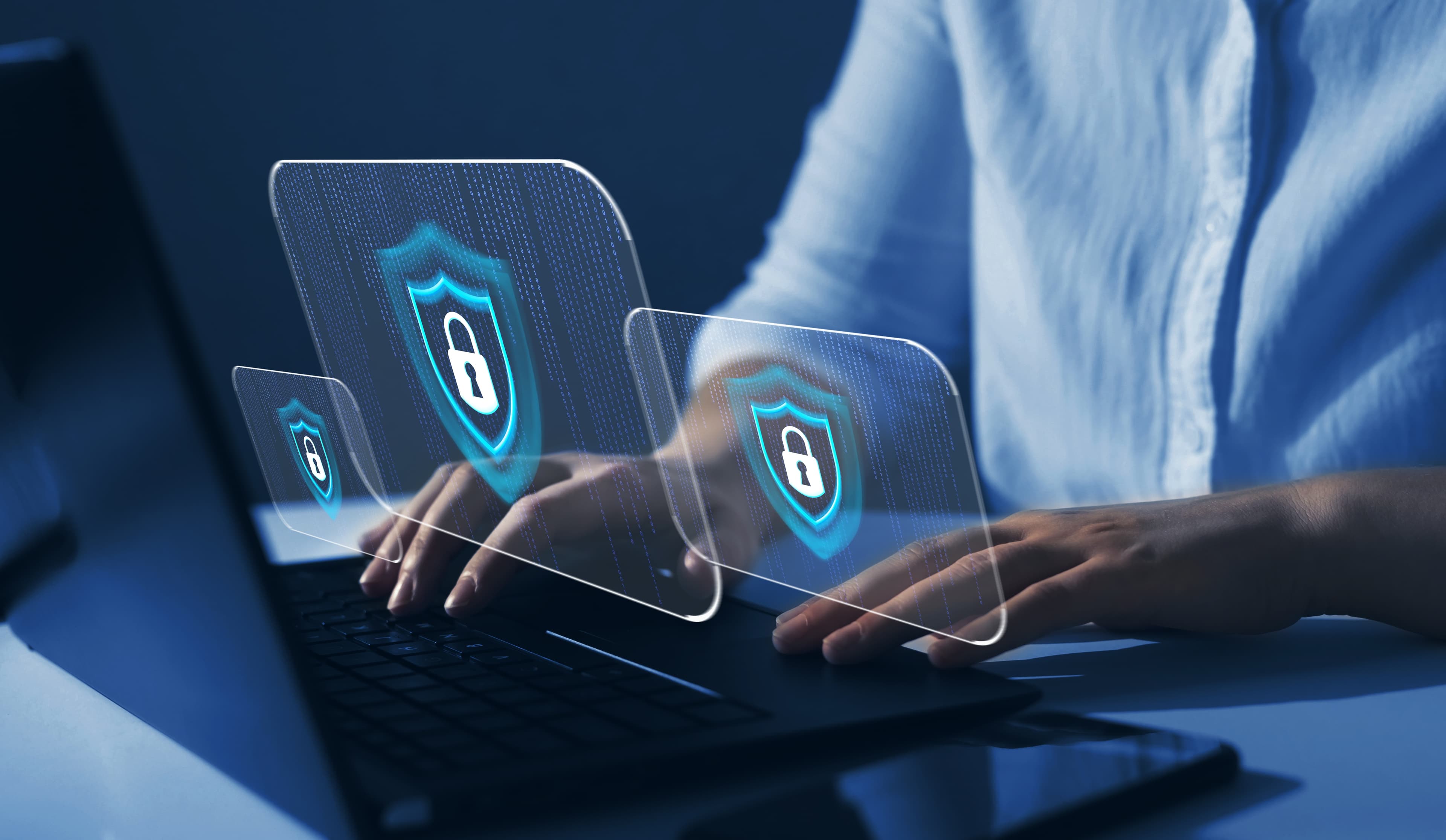 Laptop met digitale beveiligingsschilden voor netwerktoegang