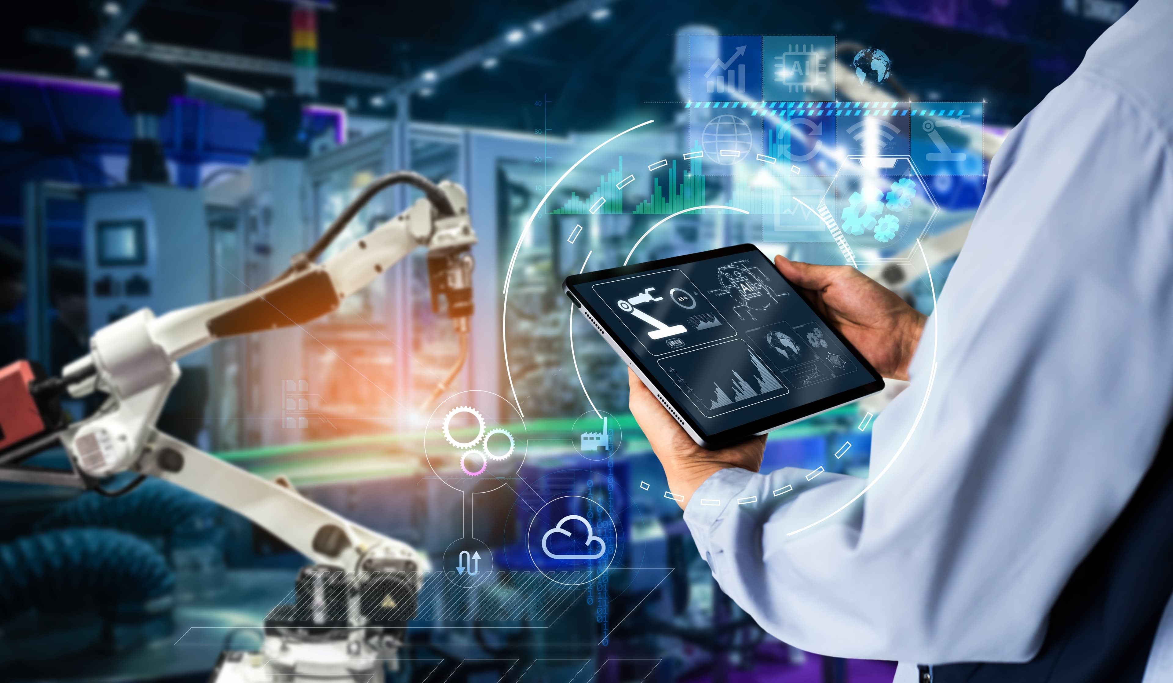 Technicus met tablet in industriële productieomgeving met netwerkvisualisaties